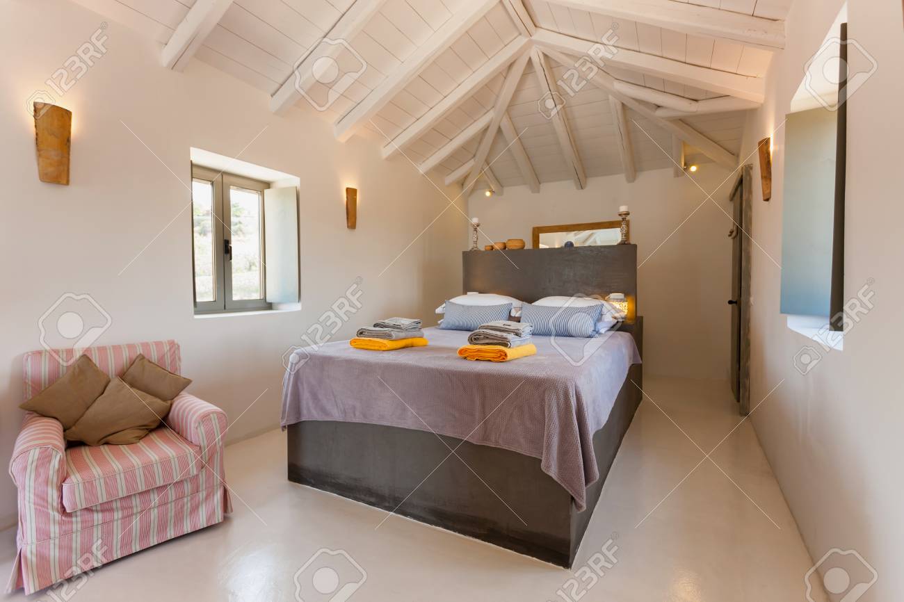 ギリシャの夏のリゾート地の美しい装飾と寝室のインテリア の写真素材 画像素材 Image