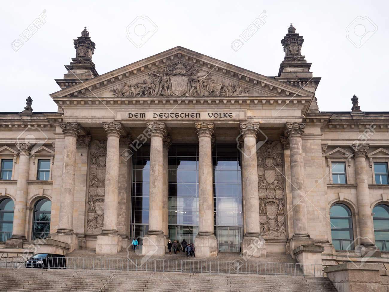 ドイツ、ベルリン - 2016 年 1 月 2 日: 国会 (ドイツの議会) を訪れる観光客-ドイツ政府の本部します。の写真素材・画像素材 Image  70158394