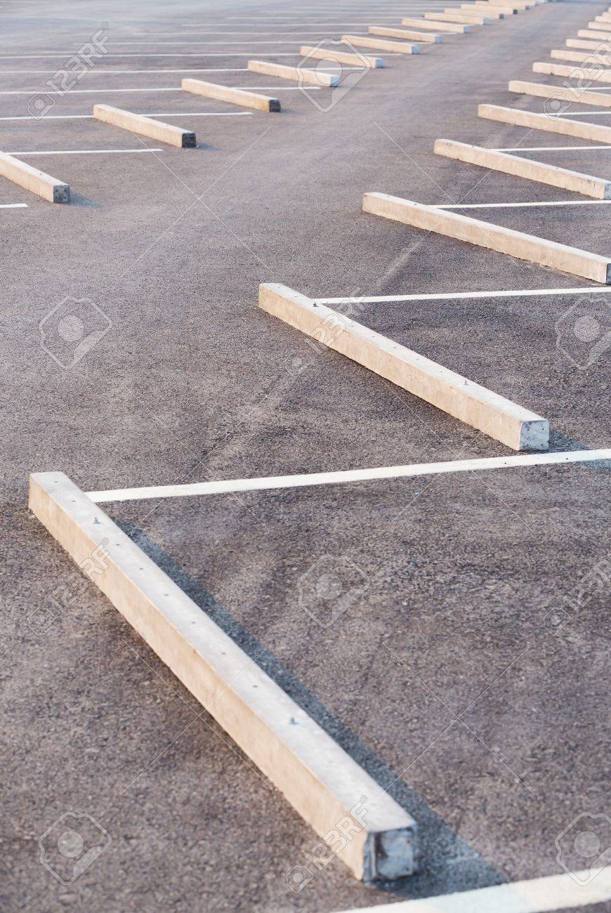 コンクリート車止め付け駐車場空 の写真素材 画像素材 Image 1756