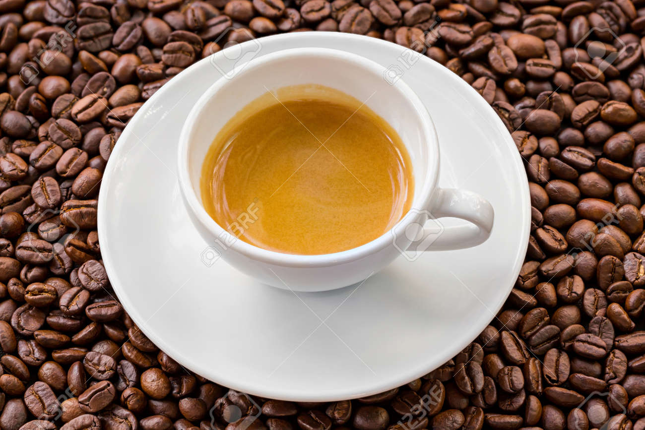 黄金のクレマとコーヒー豆の背景を持つエスプレッソ の写真素材 画像素材 Image 黄金のクレマとコーヒー豆の背景を持つエスプレッソ の写真素材 画像素材 Image