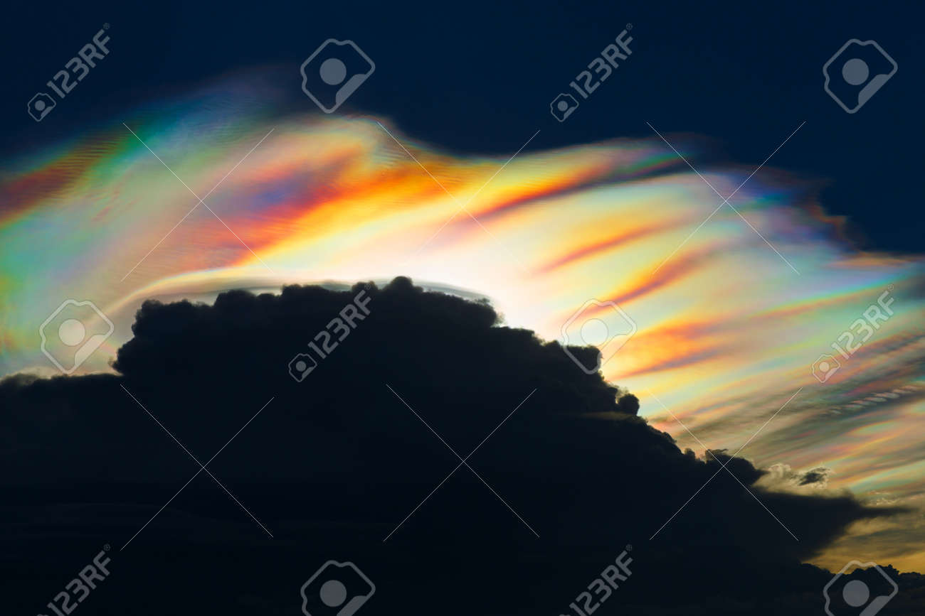夜の時間の暗い空にカラフルな虹色の雲 の写真素材 画像素材 Image