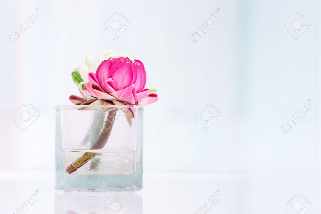 Fleur De Lotus Ou Nénuphar Décoration Dans Un Vase De Verre Sur La Table Le Bouddhisme Et Le Concept De Méditation Zen