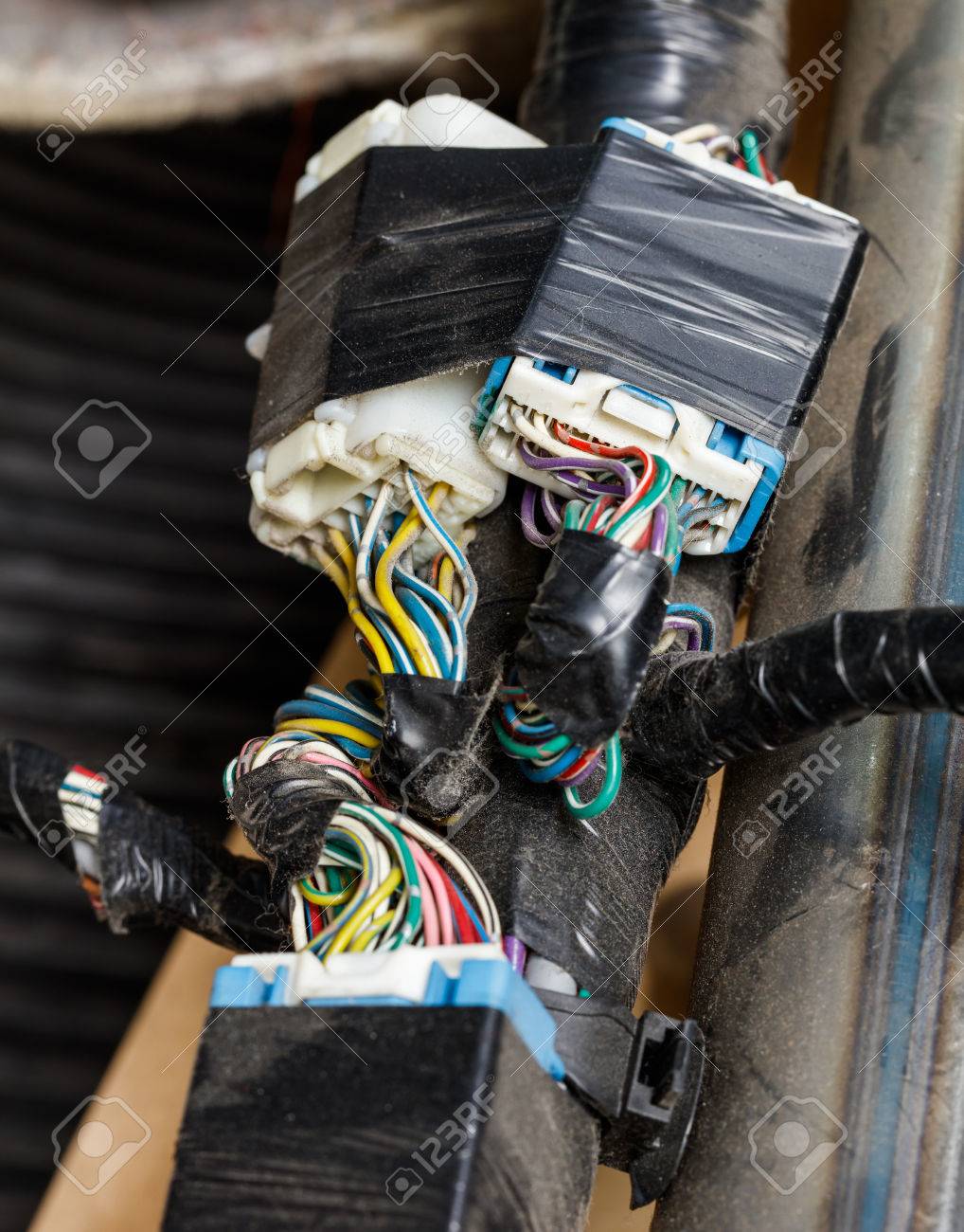 古くて汚い車自動車配線 プラグ付きのマルチ色ワイヤー ケーブルを閉じる の写真素材 画像素材 Image
