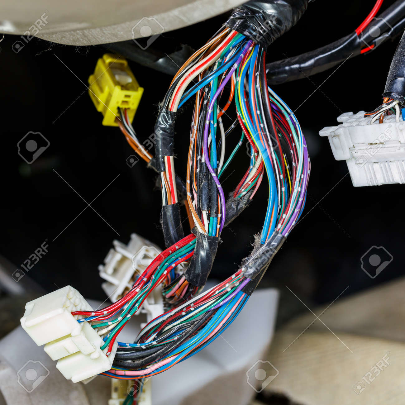 古くて汚い車自動車配線 プラグ付きのマルチ色ワイヤー ケーブルを閉じる の写真素材 画像素材 Image