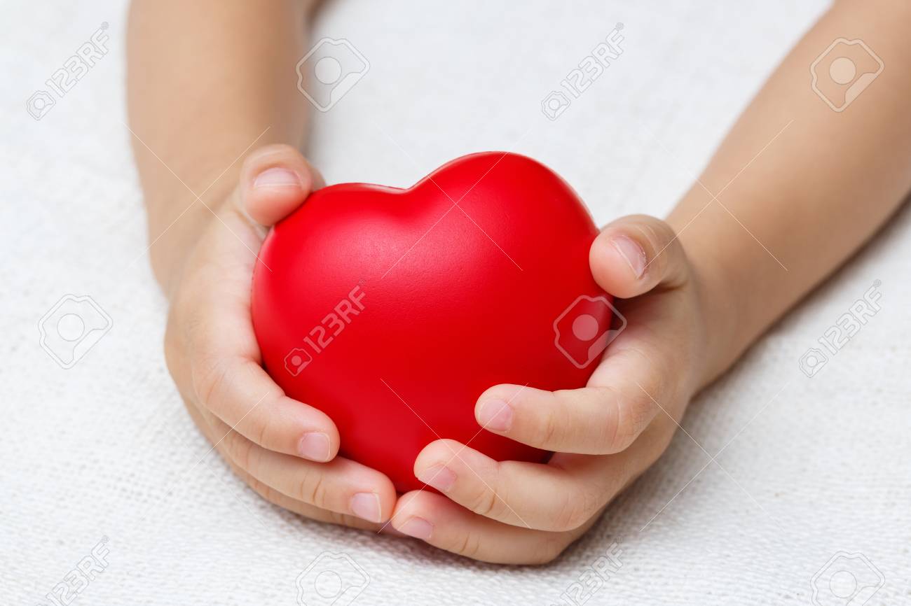 赤ちゃんの手のひらの手でホールド赤い色心愛と健康の概念 の写真素材 画像素材 Image