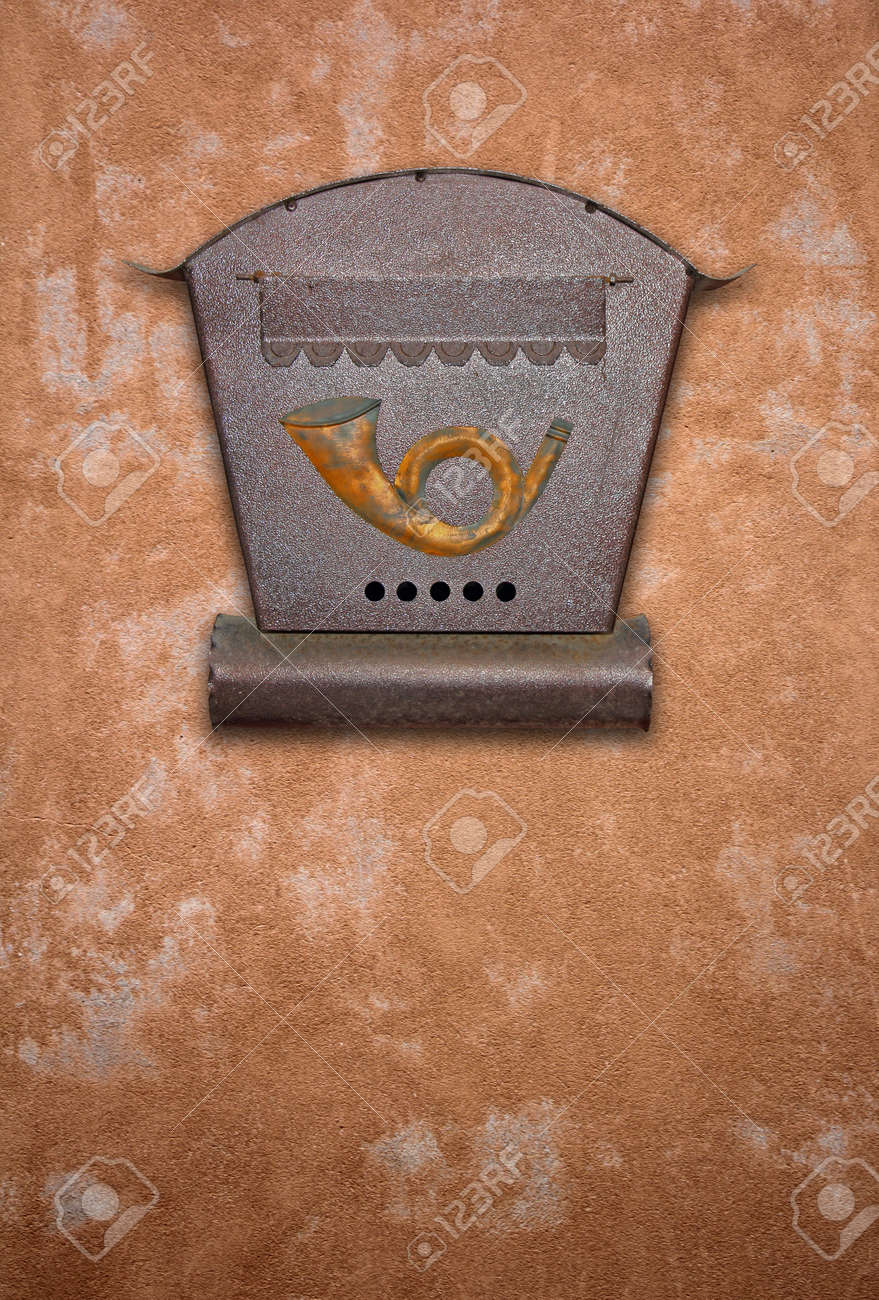 Buzon De Correo Antiguo Y Oxidado En La Pared Naranja Fotos