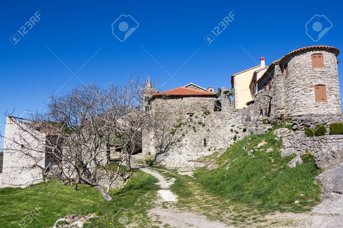 La Ciudad Más Pequeña Del Mundo Hum En Istria, Croacia, La Ciudad Más Pequeña Del Mundo Fotos, Retratos,  Imágenes Y Fotografía De Archivo Libres De Derecho. Image 39100684.
