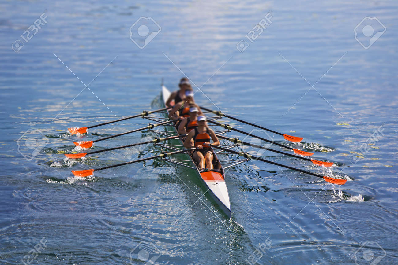 ボートでボートで4オールの女性を漕ぎのチーム の写真素材 画像素材 Image
