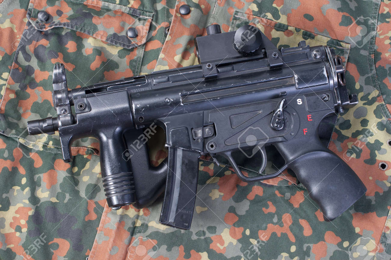 ドイツ現代短機関銃 Mp5 偽装の背景に の写真素材 画像素材 Image ドイツ現代短機関銃 Mp5 偽装の背景に の写真素材 画像素材 Image