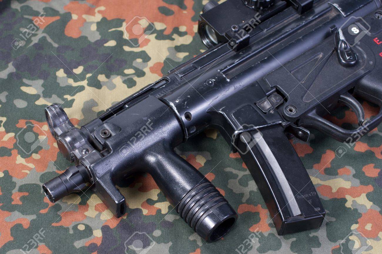 ドイツ現代機関銃 Mp5 偽装の背景に の写真素材 画像素材 Image ドイツ現代機関銃 Mp5 偽装の背景に の写真素材 画像素材 Image