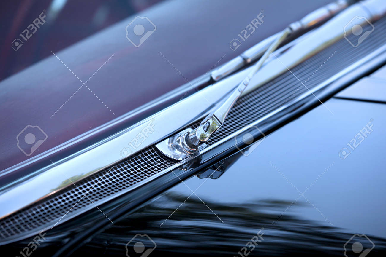 光沢のあるクローム コーティングの古典的な車のワイパー の写真素材 画像素材 Image