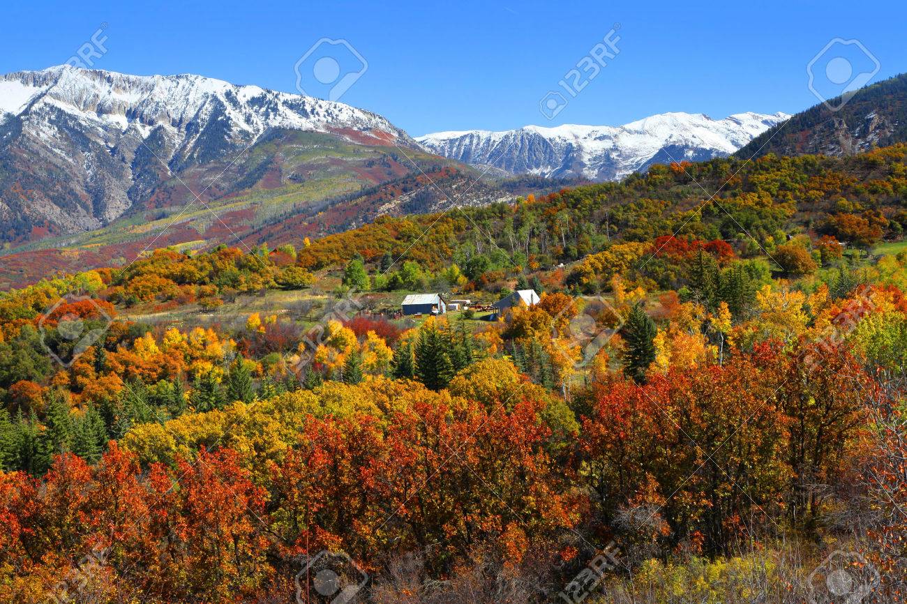 Autumn landscape in Rocky mountains - 34855305 Autumn landscape in Rocky mountains - 34855305