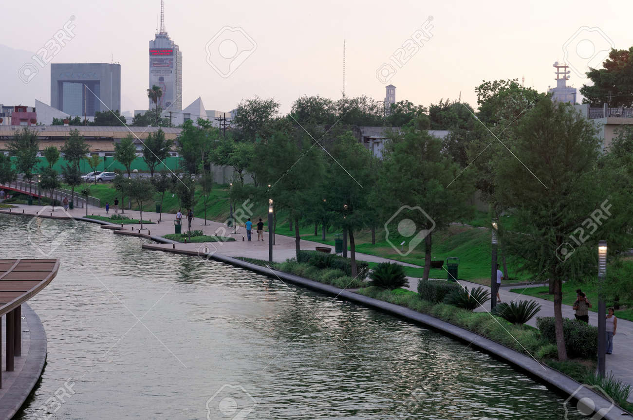 パセオ サンタ ルチア モンテレイ メキシコ の写真素材 画像素材 Image