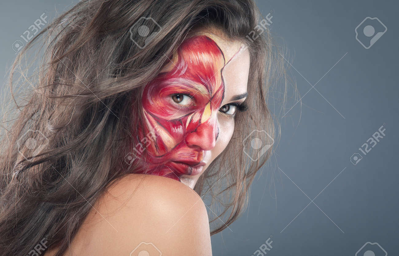 ハロウィーンの休日 半顔の美しさ 別の血の少女ゾンビ メイクアップ の写真素材 画像素材 Image