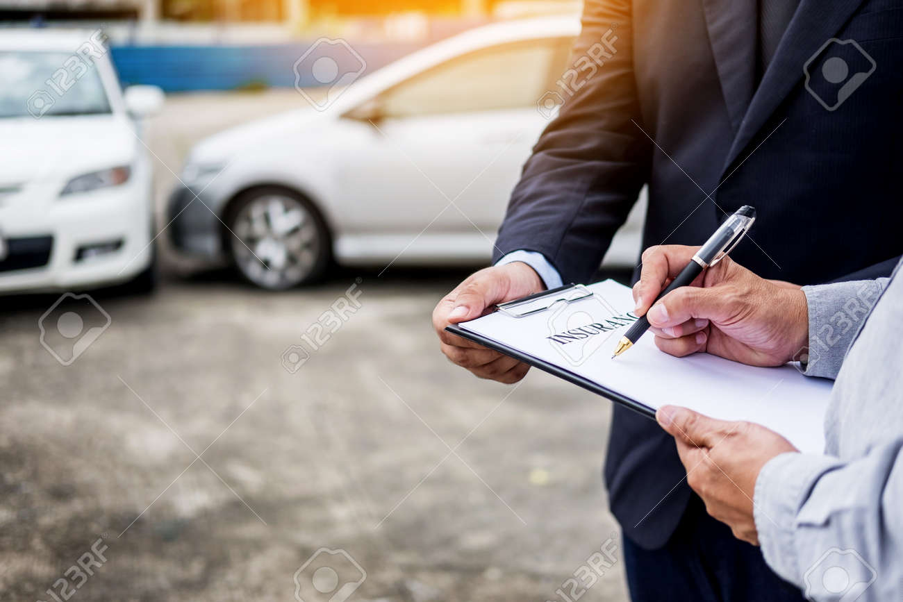 Car Insurance After Accident >> Car Insurance Agent Send A Pen To His Customers Sign The Insurance Car Insurance After Accident >> Car Insurance Agent Send A Pen To His Customers Sign The Insurance