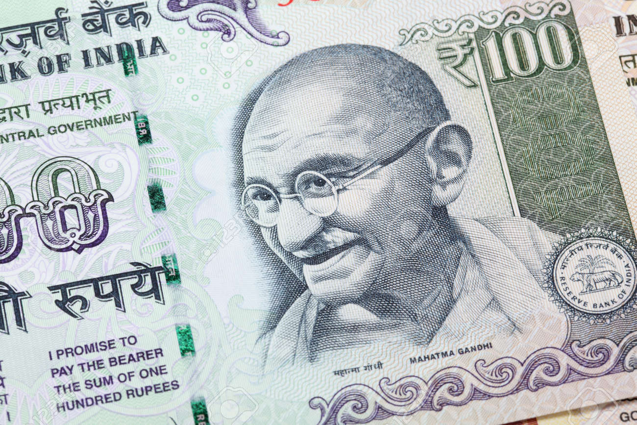 インド百ルピー紙幣にガンジーのクローズ アップ ビューの写真