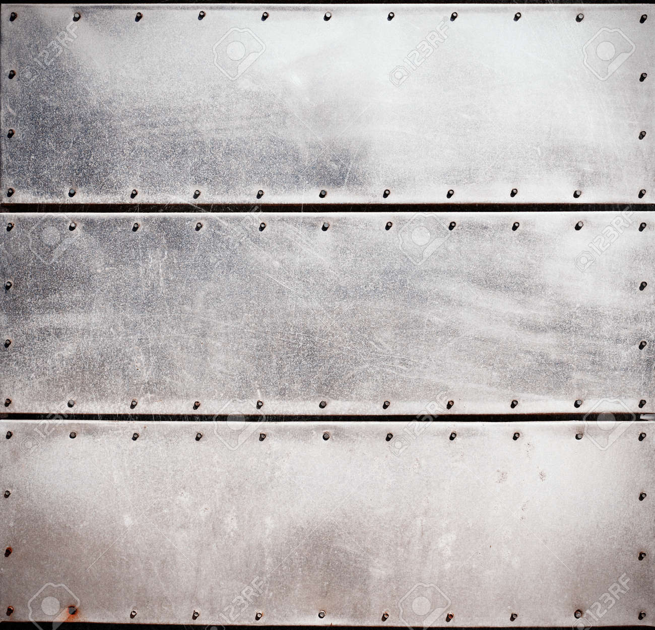 ネジで古い汚れた 汚れや傷の金属板 の写真素材 画像素材 Image ネジで古い汚れた 汚れや傷の金属板 の写真素材 画像素材 Image