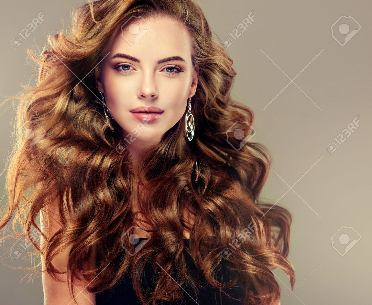 989300 Curly Hair Stock Photos Pictures  RoyaltyFree Images  iStock  Wavy  hair Hair Spring flowers outline