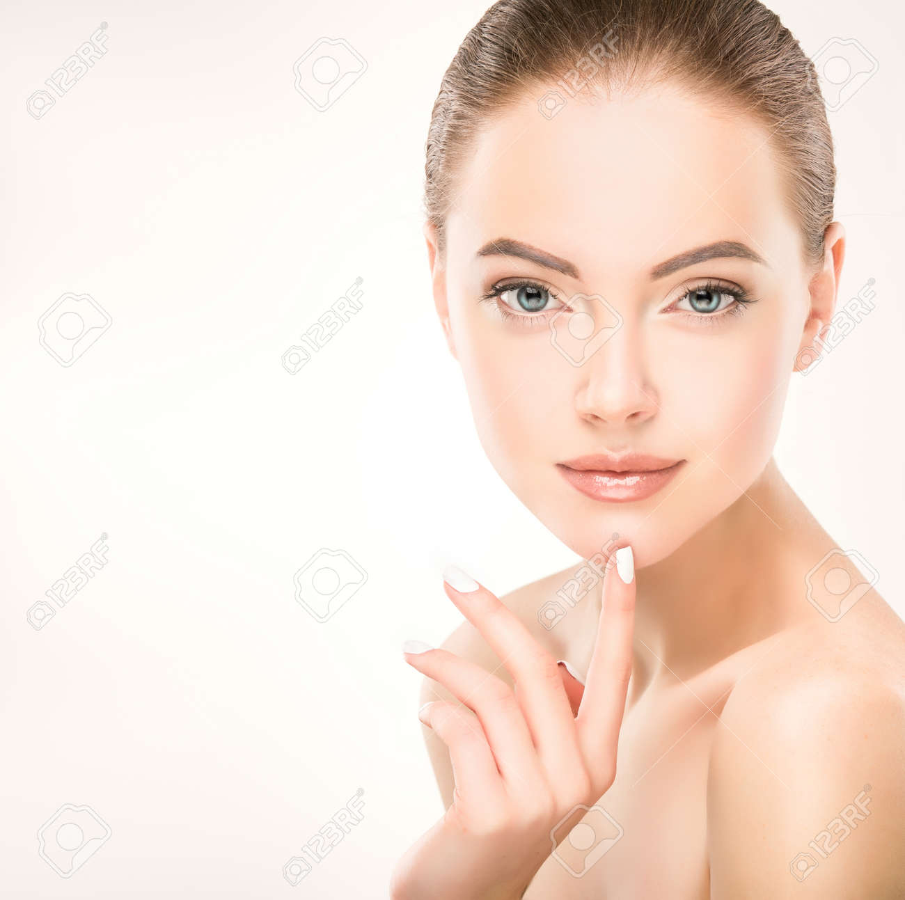 容 ゴージャスなモデル彼女の顔に触れるし 新鮮さときれいな梨花顔の皮膚を示します スキンケアや美容 の写真素材 画像素材 Image