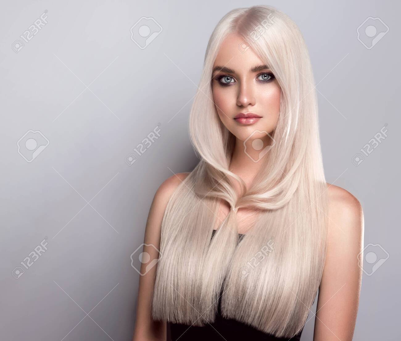 美しく見える若いブロンドの髪の女性の肖像画。優雅な髪型に長い  