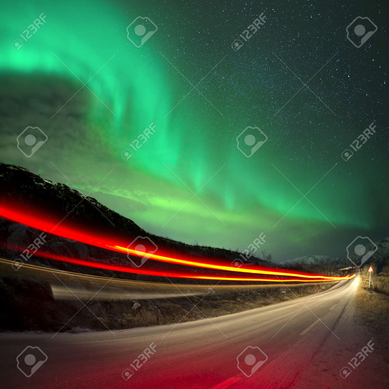 オーロラとトレイルは 北ノルウェー の写真素材 画像素材 Image