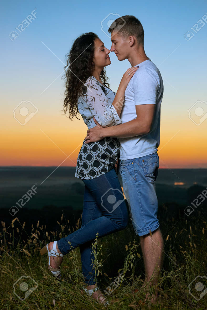 Abrazo Pareja Romantica Al Atardecer Hermoso Paisaje Y El Cielo
