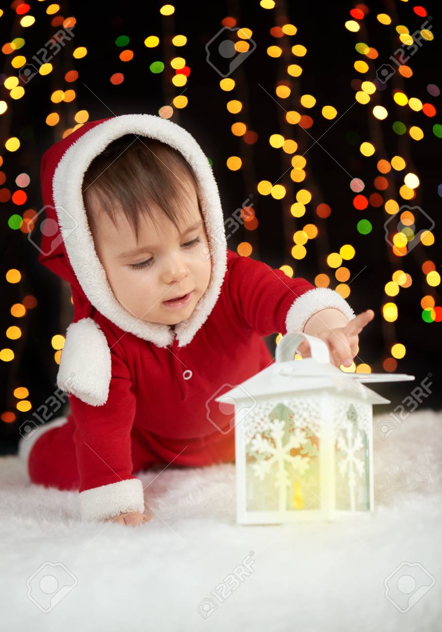 Bebe Joue Avec La Lanterne De La Bougie Dans La Decoration De Noel Habille En Pere Noel Banque D Images Et Photos Libres De Droits Image