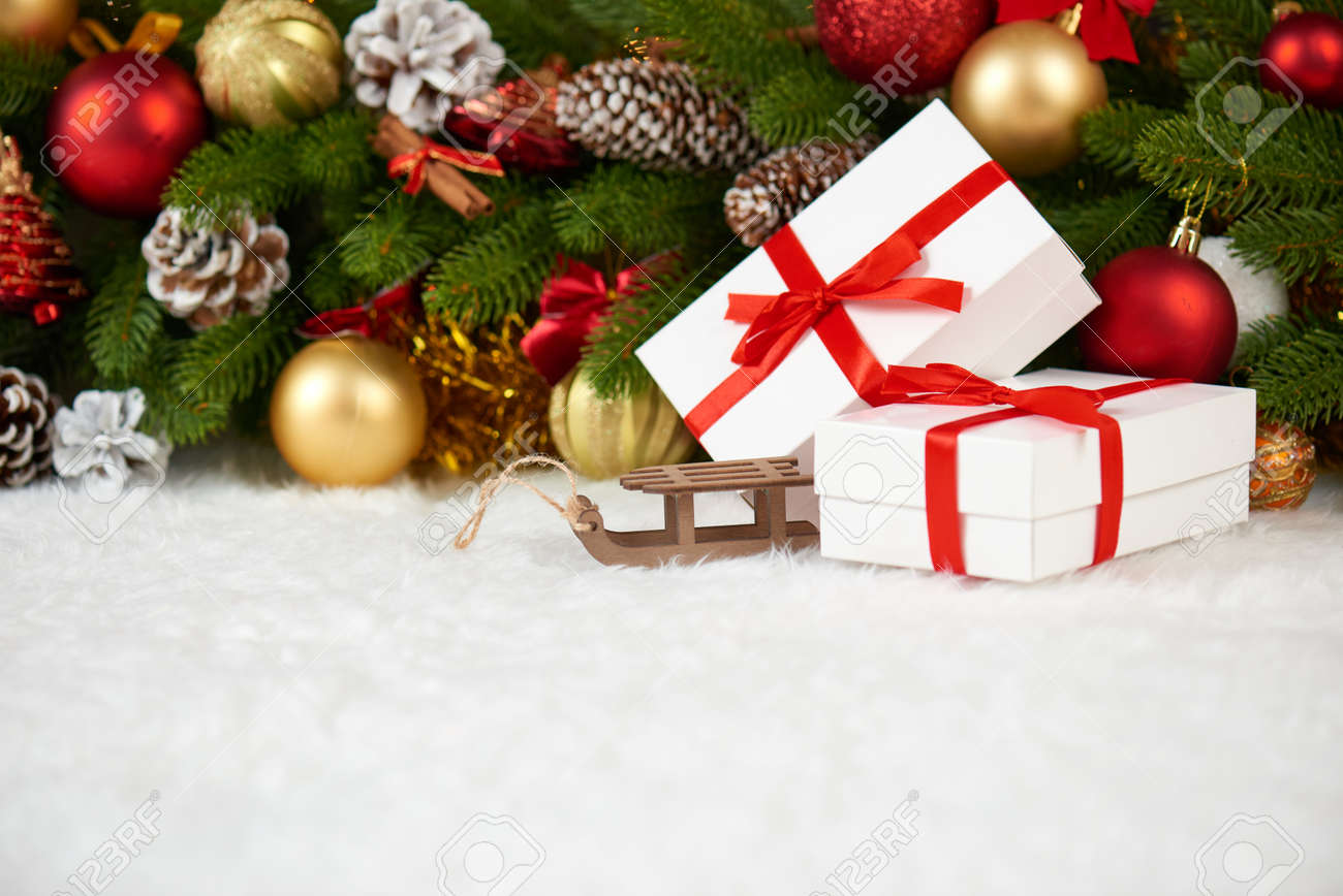 Decorazione Natalizia Su Albero Di Abete Closeup Ramo Legno Slitta Giocattolo Regali Palla Di Natale Cono E Altri Oggetti Su Bianco Spazio Vuoto