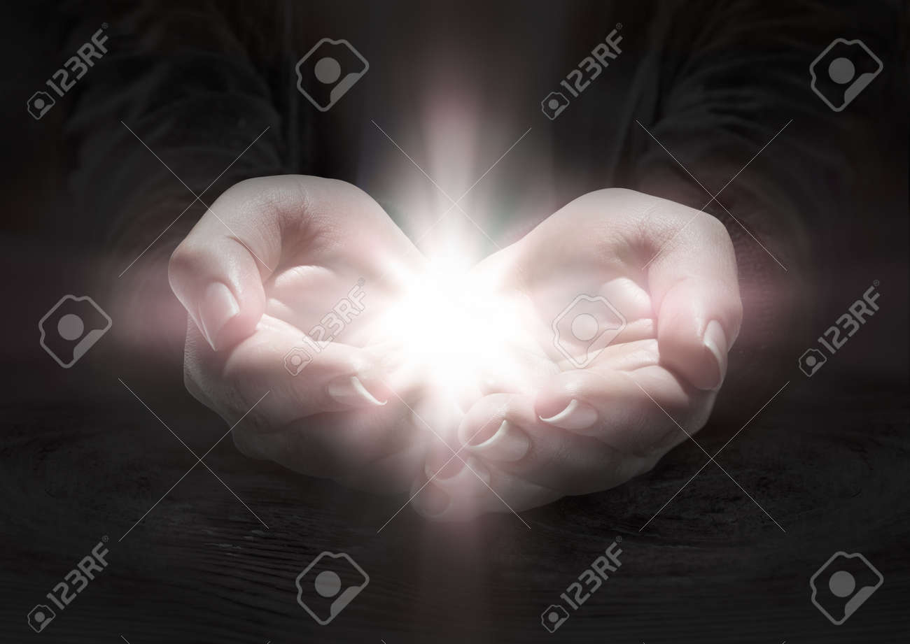 光の手で 暗闇の中で 十字架を祈る の写真素材 画像素材 Image