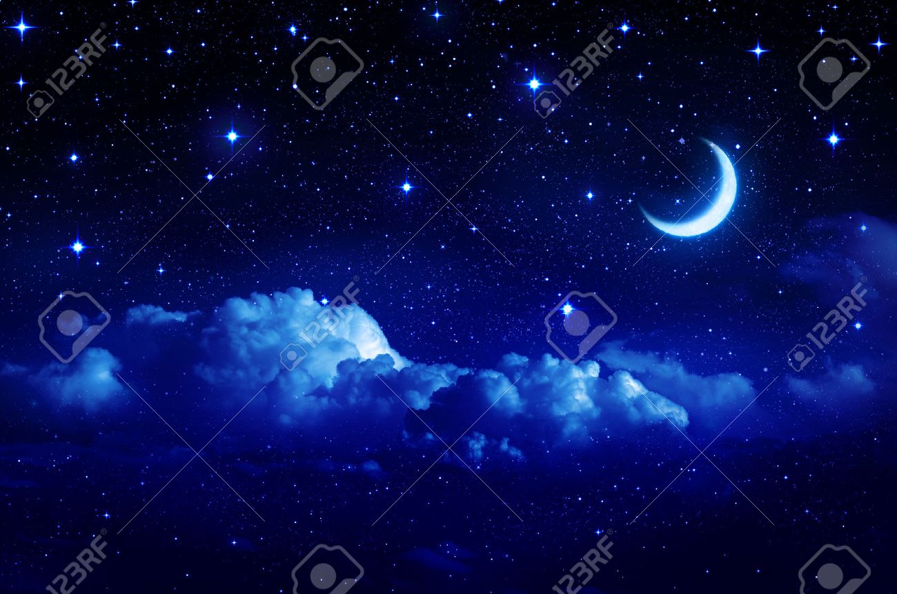 Ciel étoilé Avec Demi Lune Dans Cloudscape Pittoresque