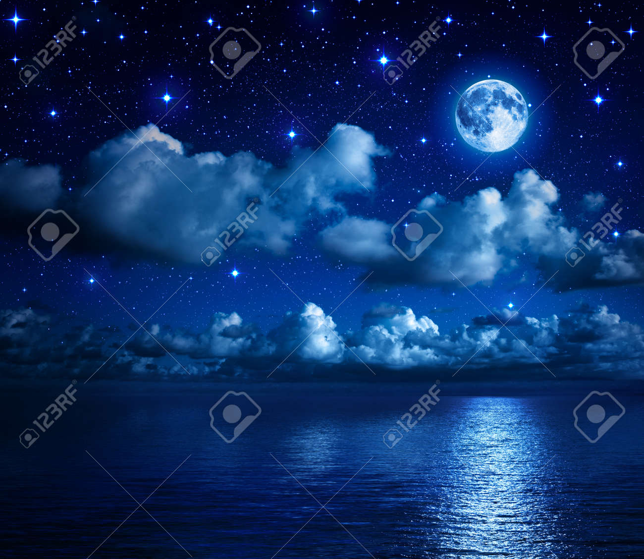 Superbe Lune Dans Le Ciel étoilé Avec Les Nuages Et La Mer