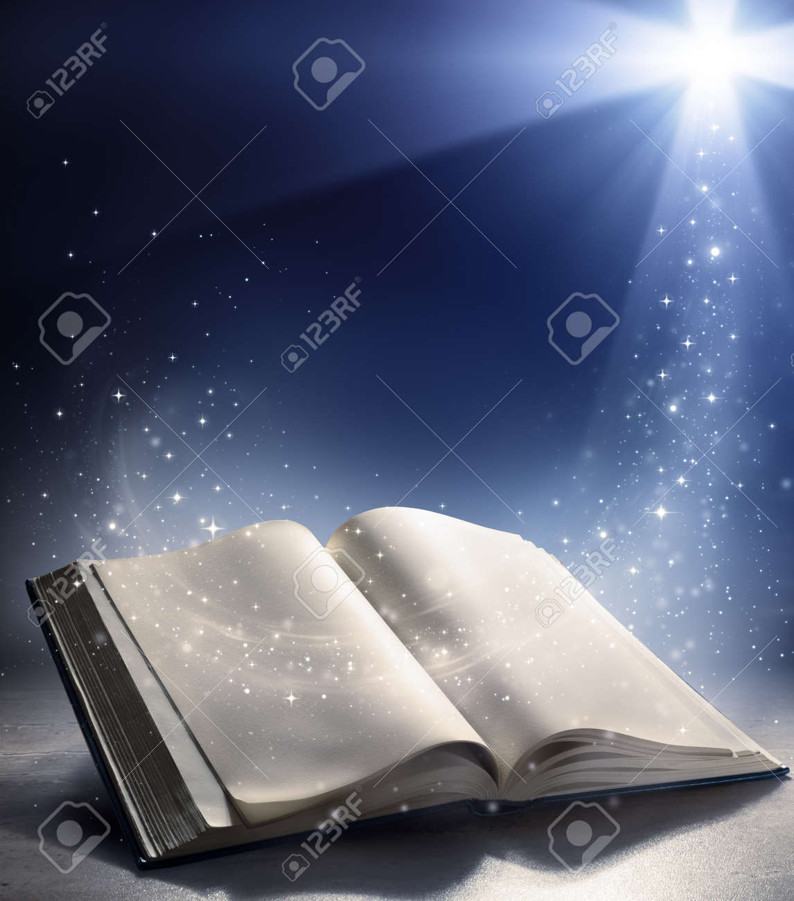 神の御言葉の風で開いた聖書 の写真素材 画像素材 Image 30223498