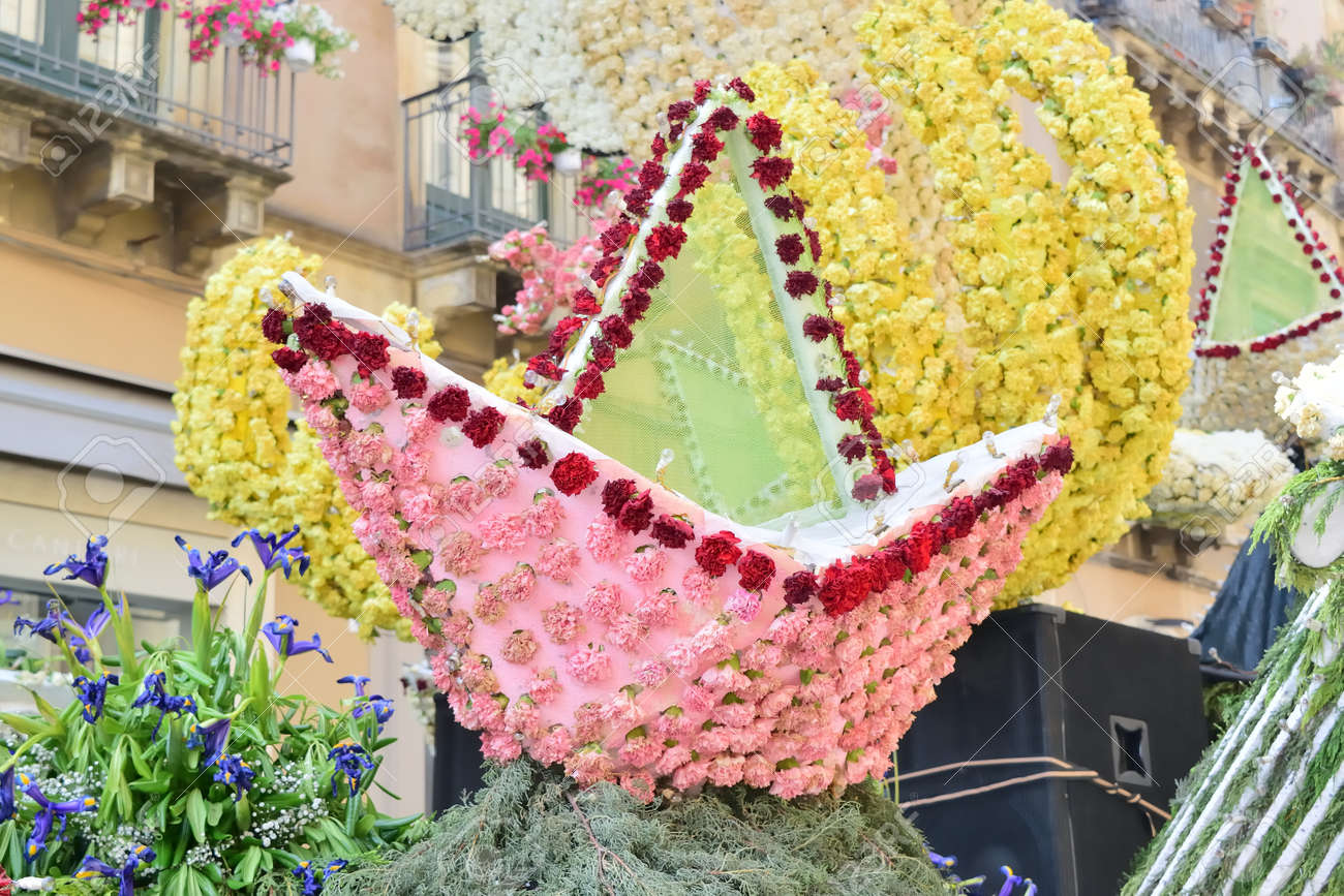 Acireale (CT), Italy - 29 April 2018: detail of a flowery float depicting various characters of fantasy during the parade of the flowers festival along the streets of Acireale. - 105184300 Acireale (CT), Italy - 29 April 2018: detail of a flowery float depicting various characters of fantasy during the parade of the flowers festival along the streets of Acireale. - 105184300