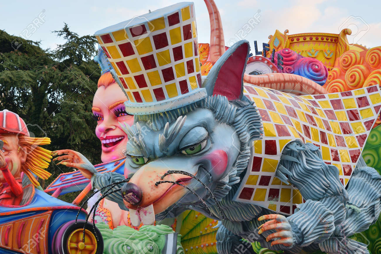 Acireale (CT), Italy - February 16, 2020: detail of a allegorical float depicting a mouse during the carnival parade along the streets of Acireale. - 141805605 Acireale (CT), Italy - February 16, 2020: detail of a allegorical float depicting a mouse during the carnival parade along the streets of Acireale. - 141805605