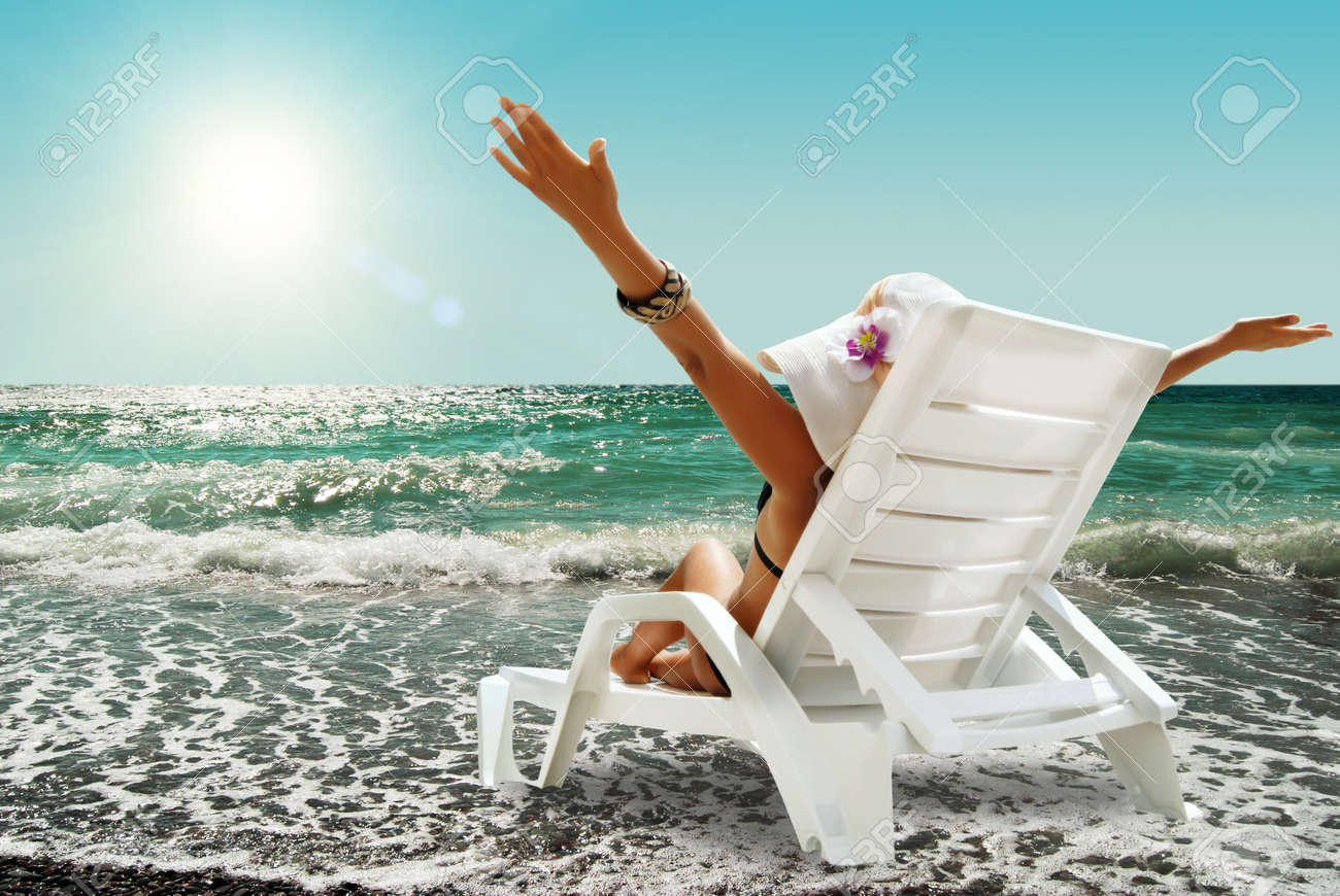 Heureuse Femme Dans Une Chaise Longue Sur La Plage De La Mer En ...