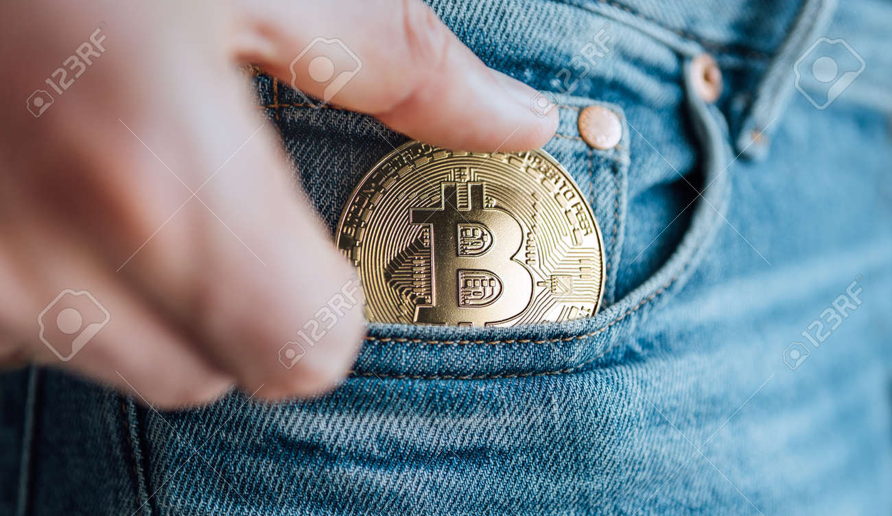 청바지 작은 주머니 저축 디지털 통화 암호화폐 투자 및 현명한 지출 관리 개념에 비트코인 동전을 넣는 사람의 손가락 장면을 닫습니다.  로열티 무료 사진, 그림, 이미지 그리고 스톡포토그래피. Image 171224407