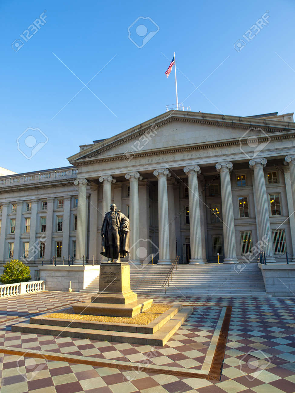 미국 재무부 (US Department Of Treasury)라고도 알려진 워싱턴 DC의 재무부 건물은 미 재무부 (US  Department Of Treasury)의 본부 인 국립 역사적인 랜드 마크 (National Historic Landmark)  건물입니다. 건물은 1922 년에 화재를 겪었습니다.