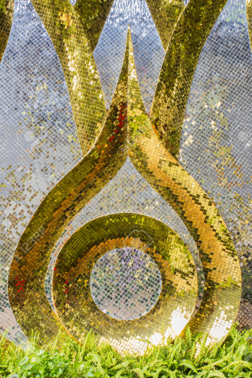 El Arte Moderno En La Pared Hecha Por El Vario Color De Los