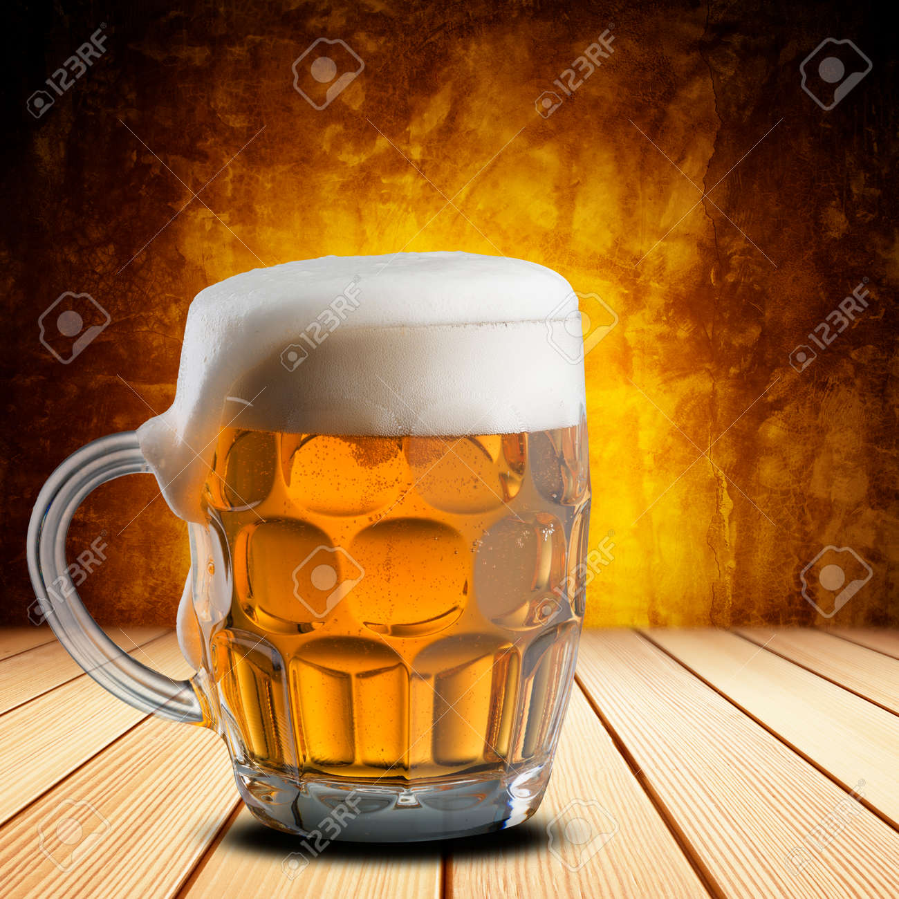 冷たいビールのグラス の写真素材 画像素材 Image 冷たいビールのグラス の写真素材 画像素材 Image