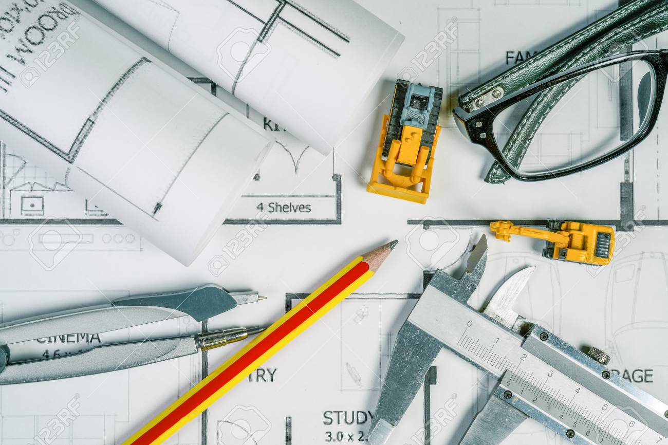 建築家以外図面の平面図は ガラス張りの仕切り鉛筆目や小さな重機機械おもちゃなどのツールの様々 な建築プロジェクトを識別 の写真素材 画像素材 Image
