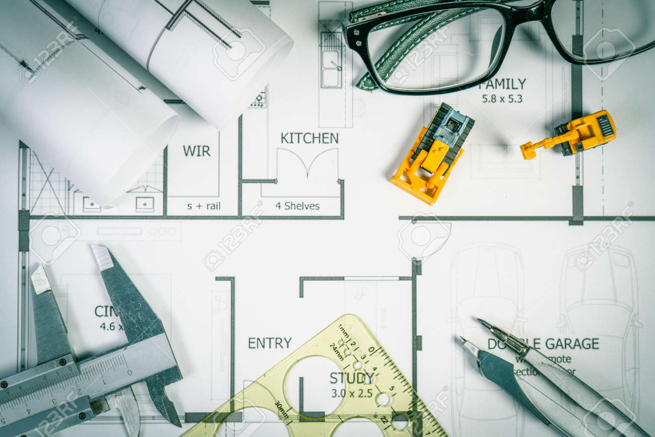 建築家以外図面の平面図は ガラス張りの仕切り鉛筆目や小さな重機機械おもちゃなどのツールの様々 な建築プロジェクトを識別 の写真素材 画像素材 Image