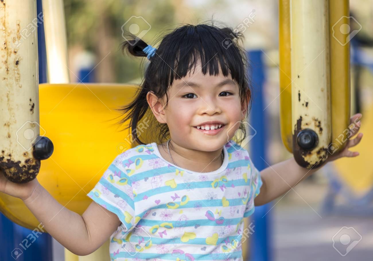 タイ少女 タイ少女 3.6 歳公園での写真素材・画像素材 Image 77308730