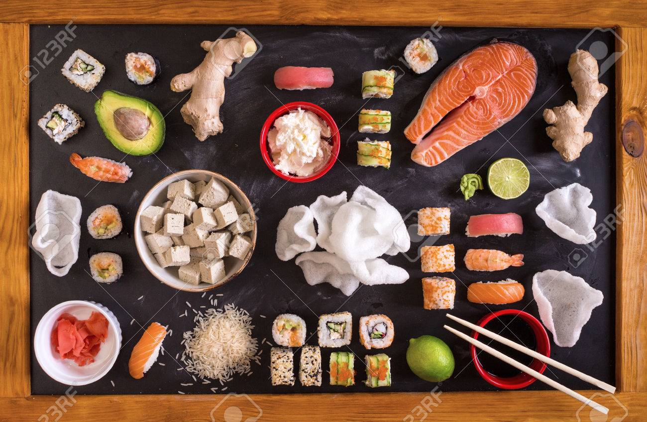 暗い背景に伝統的な日本食のセットです 巻き寿司 にぎり 生サーモン ステーキ ご飯 クリーム チーズ アボカド ライム 酢漬け生姜 ガリ 生生姜 わさび 醤油 海苔 Shopsticksアジア食品のフレーム ディナー パーティー テキストのためのスペース の写真 暗い背景に伝統的な日本食のセットです 巻き寿司 にぎり 生サーモン ステーキ ご飯 クリーム チーズ アボカド ライム 酢漬け生姜 ガリ 生生姜 わさび 醤油 海苔 Shopsticksアジア食品のフレーム ディナー パーティー テキストのためのスペース の写真