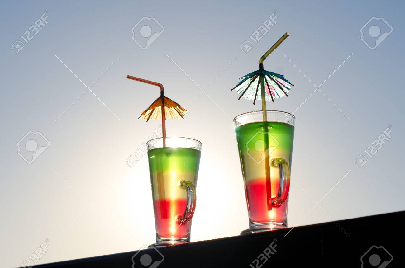 バーの色のカクテルに夕焼け空の背景に対抗します の写真素材 画像素材 Image
