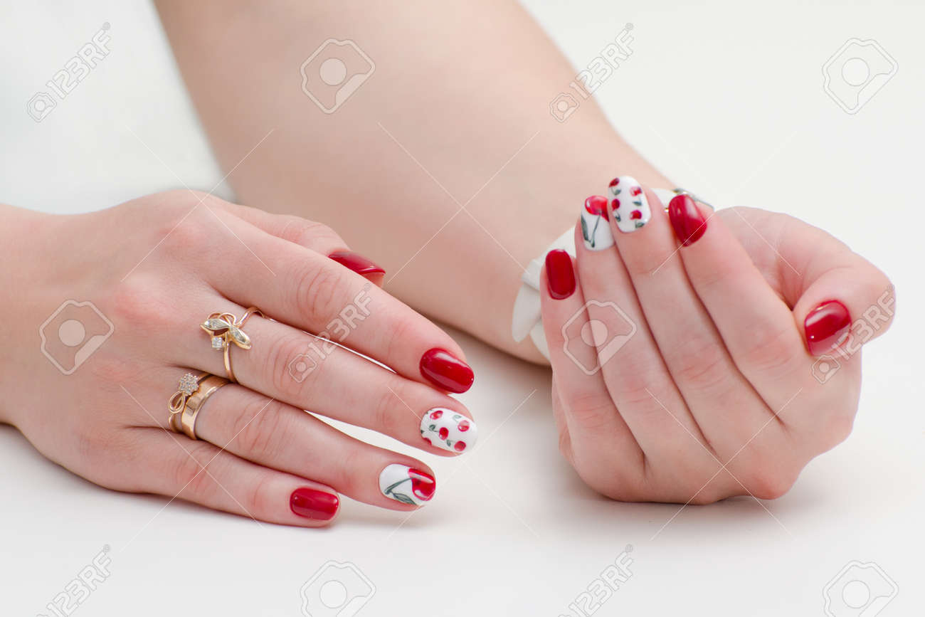 Mains Feminines Avec Manucure Vernis A Ongles Rouge Dessin Avec Des Cerises Fond Blanc Banque D Images Et Photos Libres De Droits Image