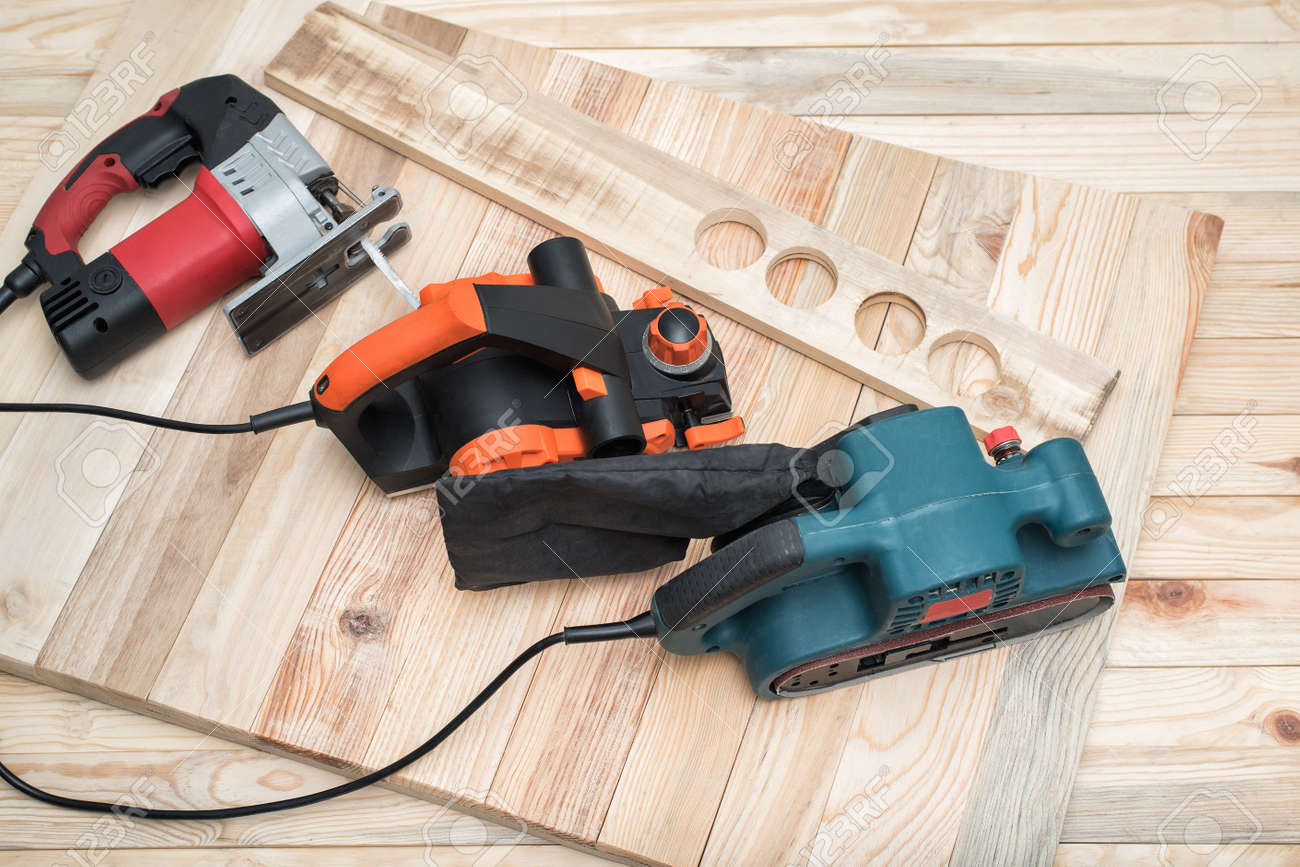 Conjunto Herramientas De Carpintería De Mano Para Carpintería Y La Pieza De Trabajo Se Encuentra Sobre Un Fondo De Madera Clara Fotos, Retratos, Imágenes Y Fotografía De Archivo Libres De