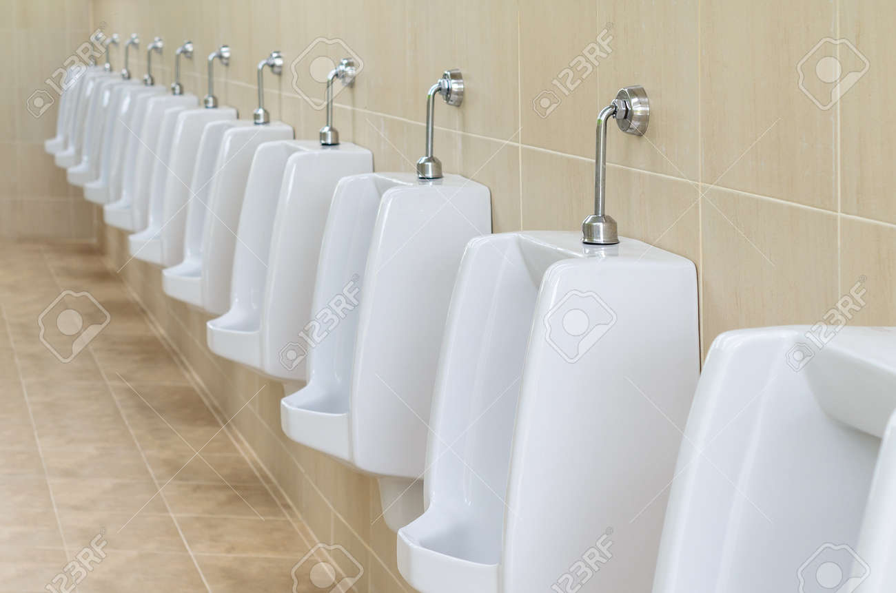 男子トイレ 男性用トイレで白いセラミック便器のデザインでクローズ アップ白小便器 の写真素材 画像素材 Image 男子トイレ 男性用トイレで白いセラミック便器のデザインでクローズ アップ白小便器 の写真素材 画像素材 Image