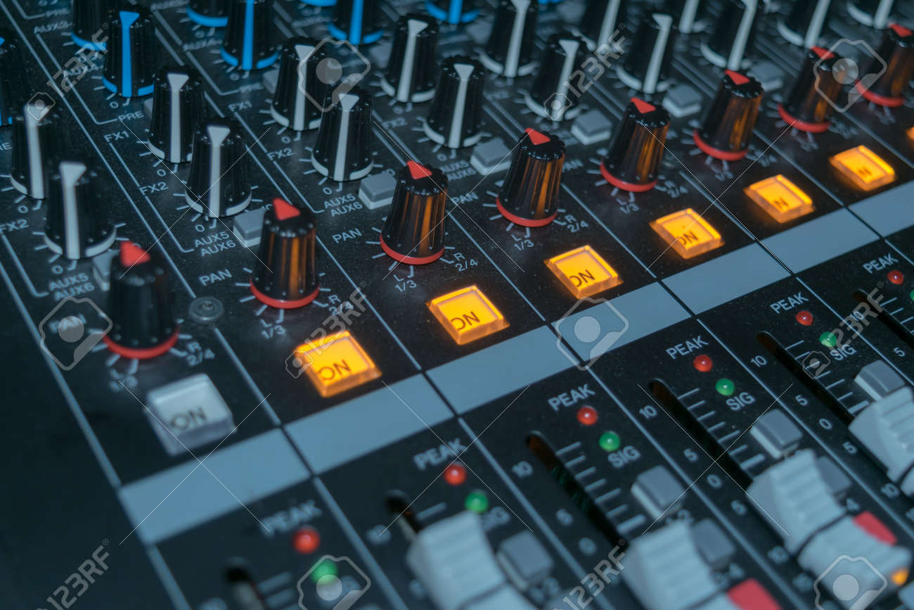 Controlador De Y Botón De Control De Sonido Fotos, Retratos, Y Fotografía De Archivo Libres Image 75610784.