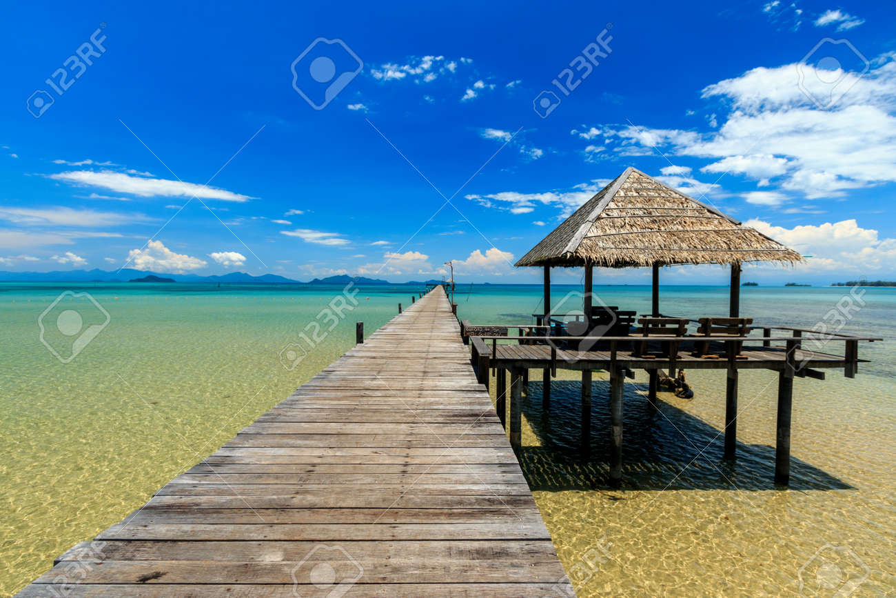 休日に青空と海のビーチに木製の橋 の写真素材 画像素材 Image 休日に青空と海のビーチに木製の橋 の写真素材 画像素材 Image