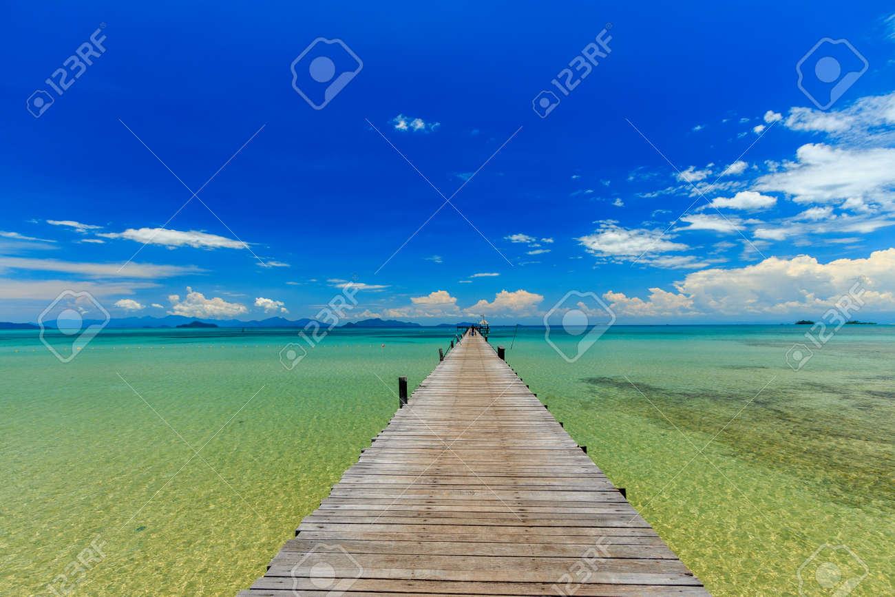 休日に青空と海のビーチに木製の橋 の写真素材 画像素材 Image